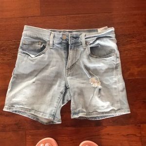 Levi’s Distressed Shorts❤️
